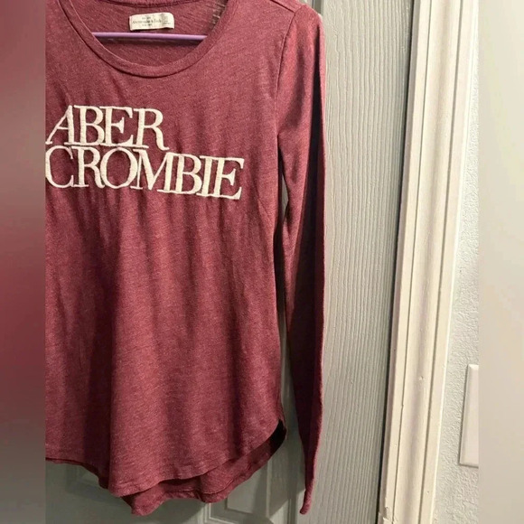 Abercrombie & Fitch Women’s long sleeve top in a wine color Embroidered logo XS - Picture 4 of 8